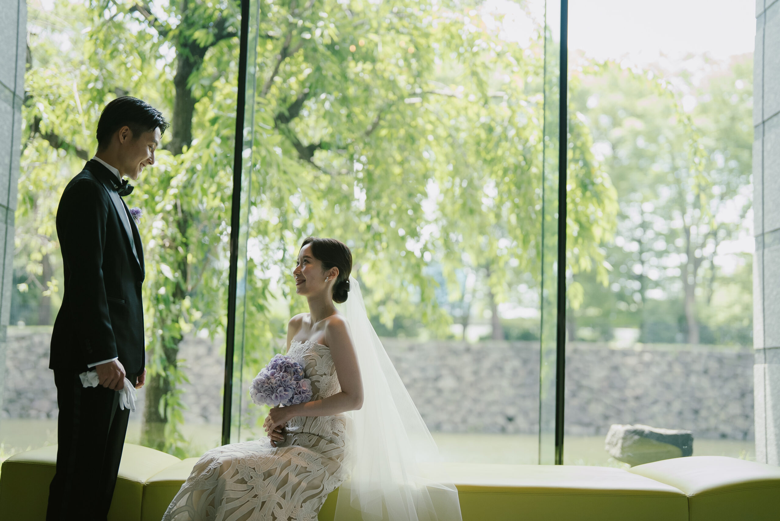 トリートで取り扱いのあるオスカーデラレンタのウェディングドレスを纏うご新婦様と、ブラックタキシードを纏うご新郎様