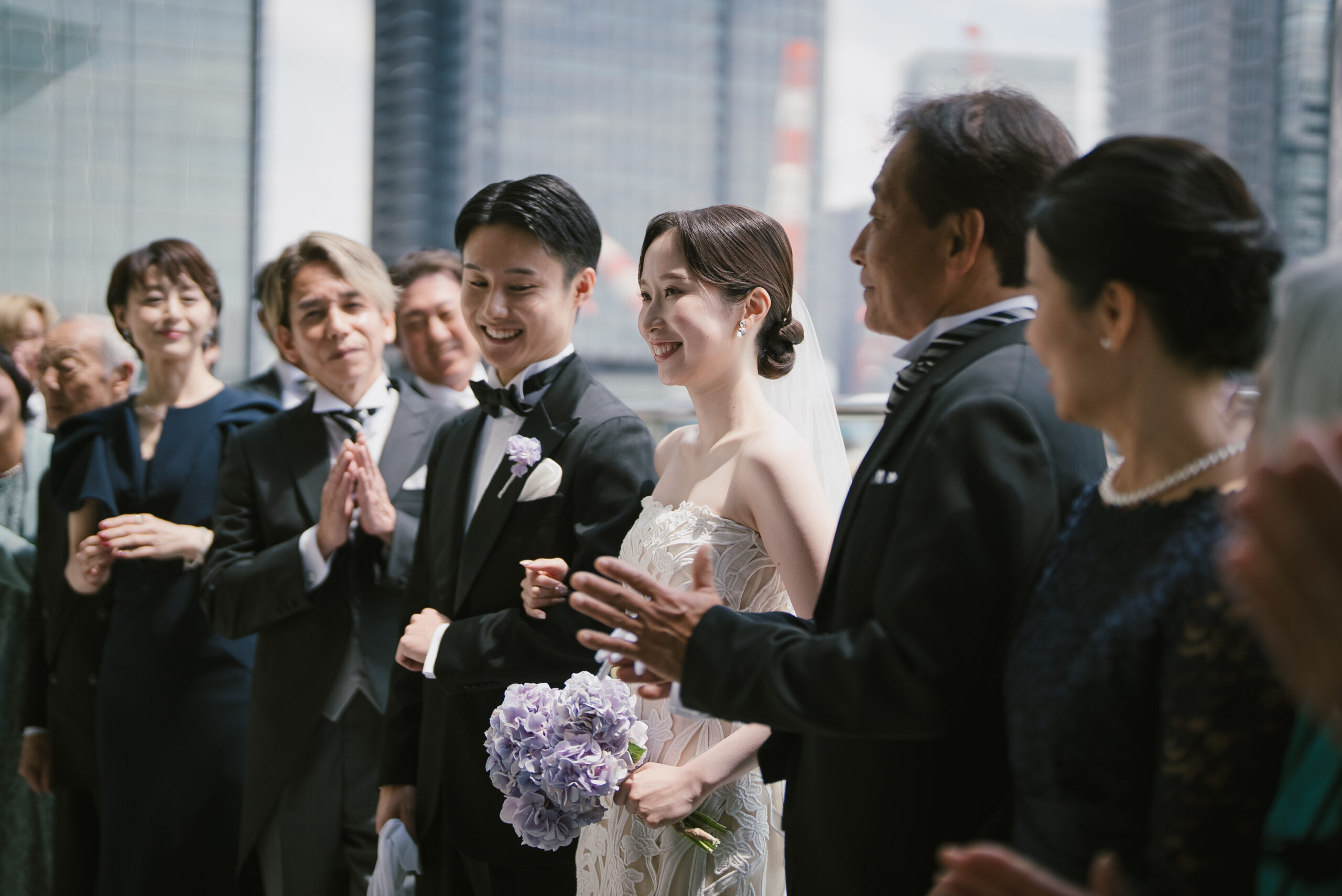 トリートにて取り扱いのあるオスカーデラレンタのウェディングドレスを纏うご新婦様は上品で洗練された雰囲気を放ち、自信に満ち溢れた笑顔で結婚式を迎えられました