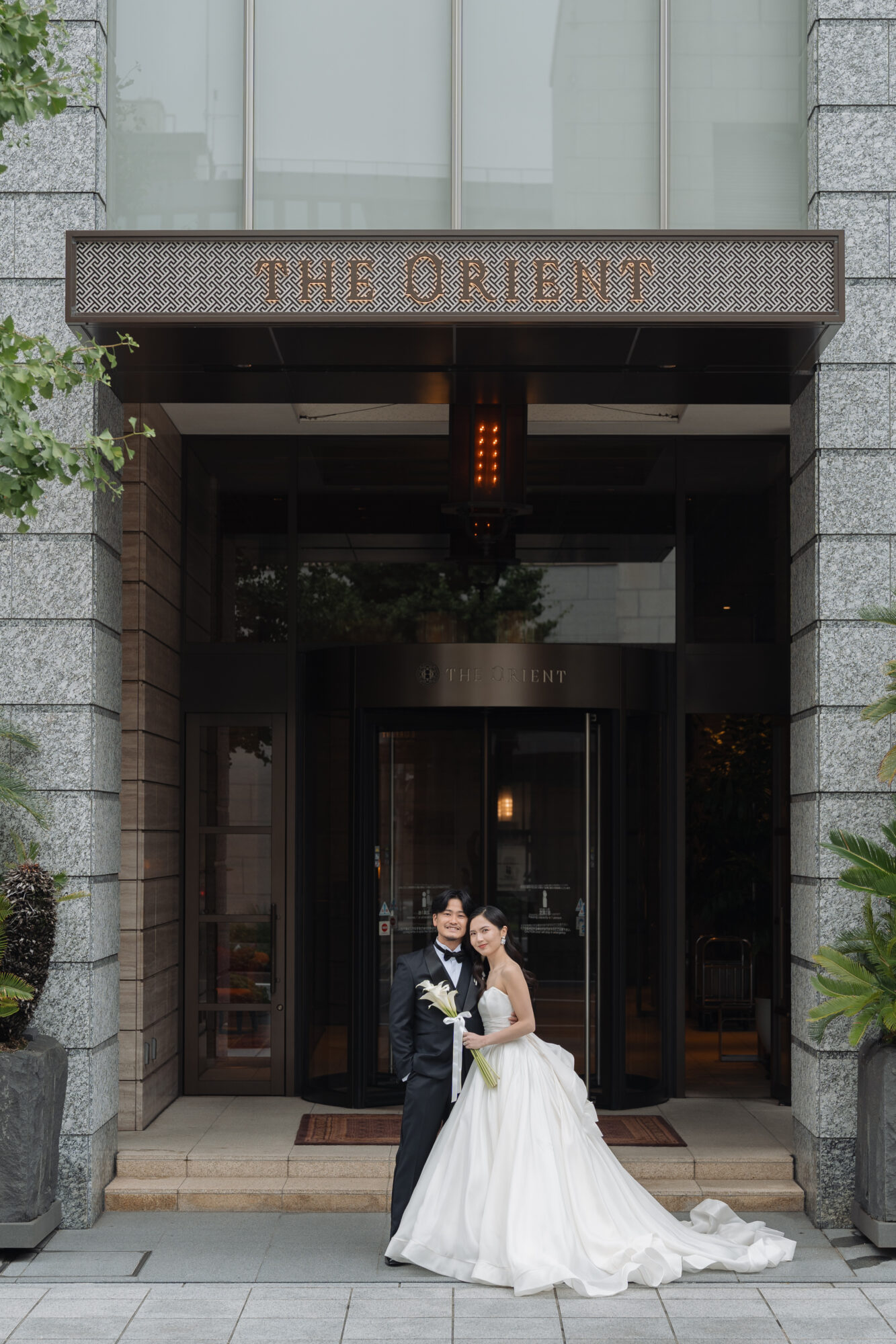 神戸の花嫁の注目される結婚式会場ジオリエントにてブラックのタキシードを纏うご新郎様と、アントニオリーヴァのシビラを上品に纏ったご新婦様のウェディングシーンをご紹介
