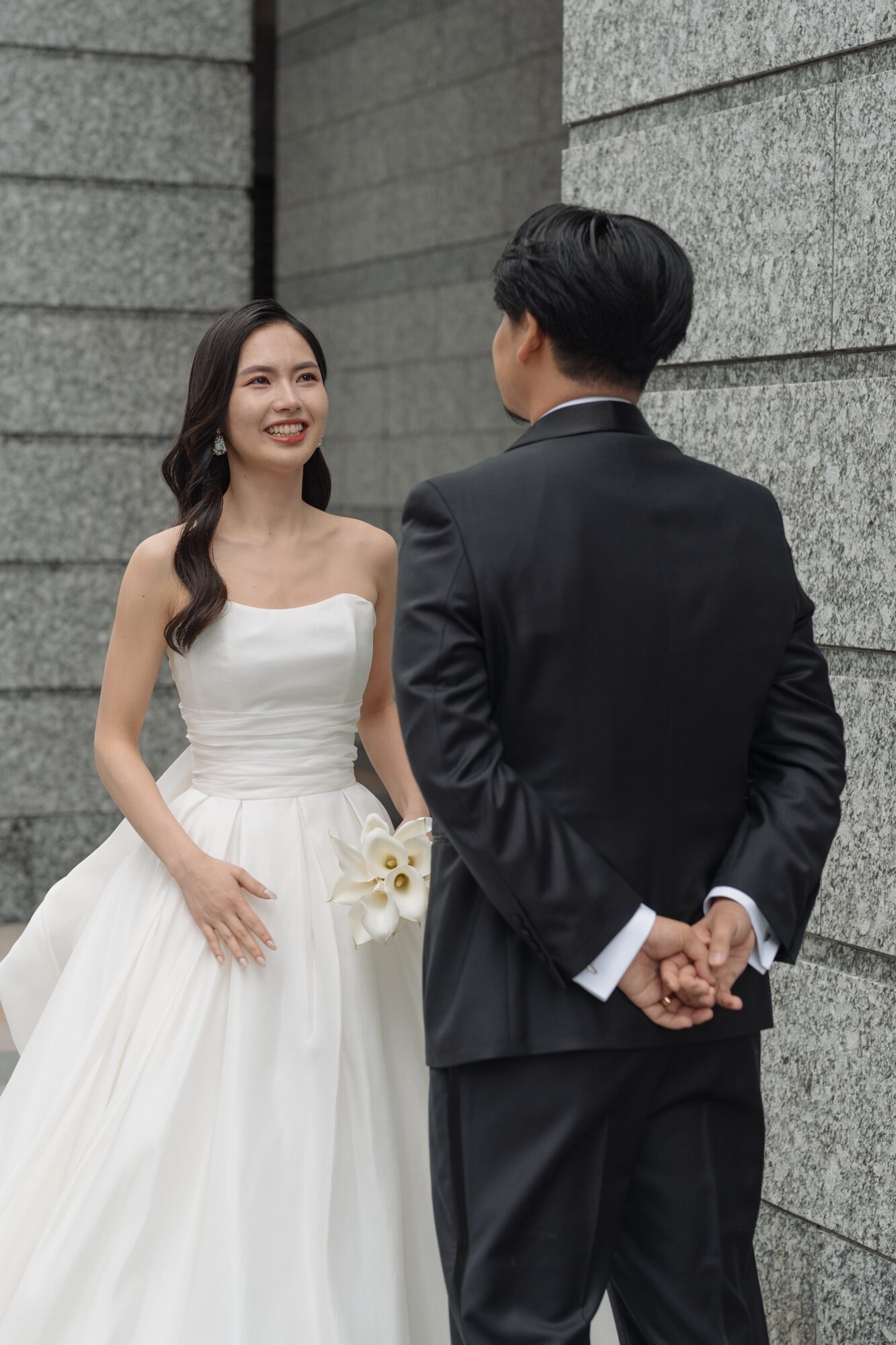 ANTONIO RIVAのウェディングドレスを花嫁様らしく上品に可憐にお召になったご新婦様とご新郎様のファーストミート