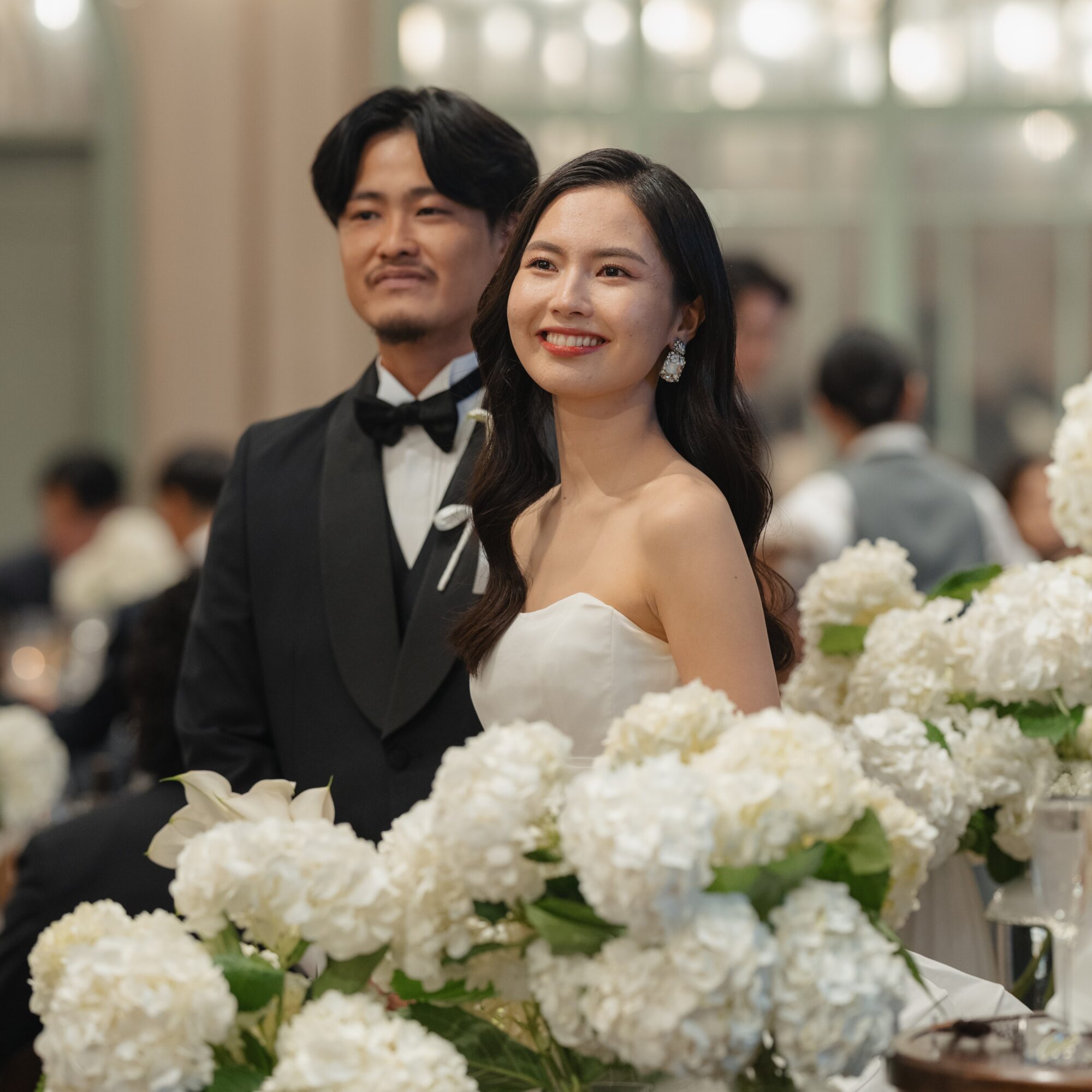 紫陽花をたっぷりと使用した会場内でアントニオリーヴァのシビラとブラックタキシードを纏い、パーティーシーンを過ごされたご新郎ご新婦様