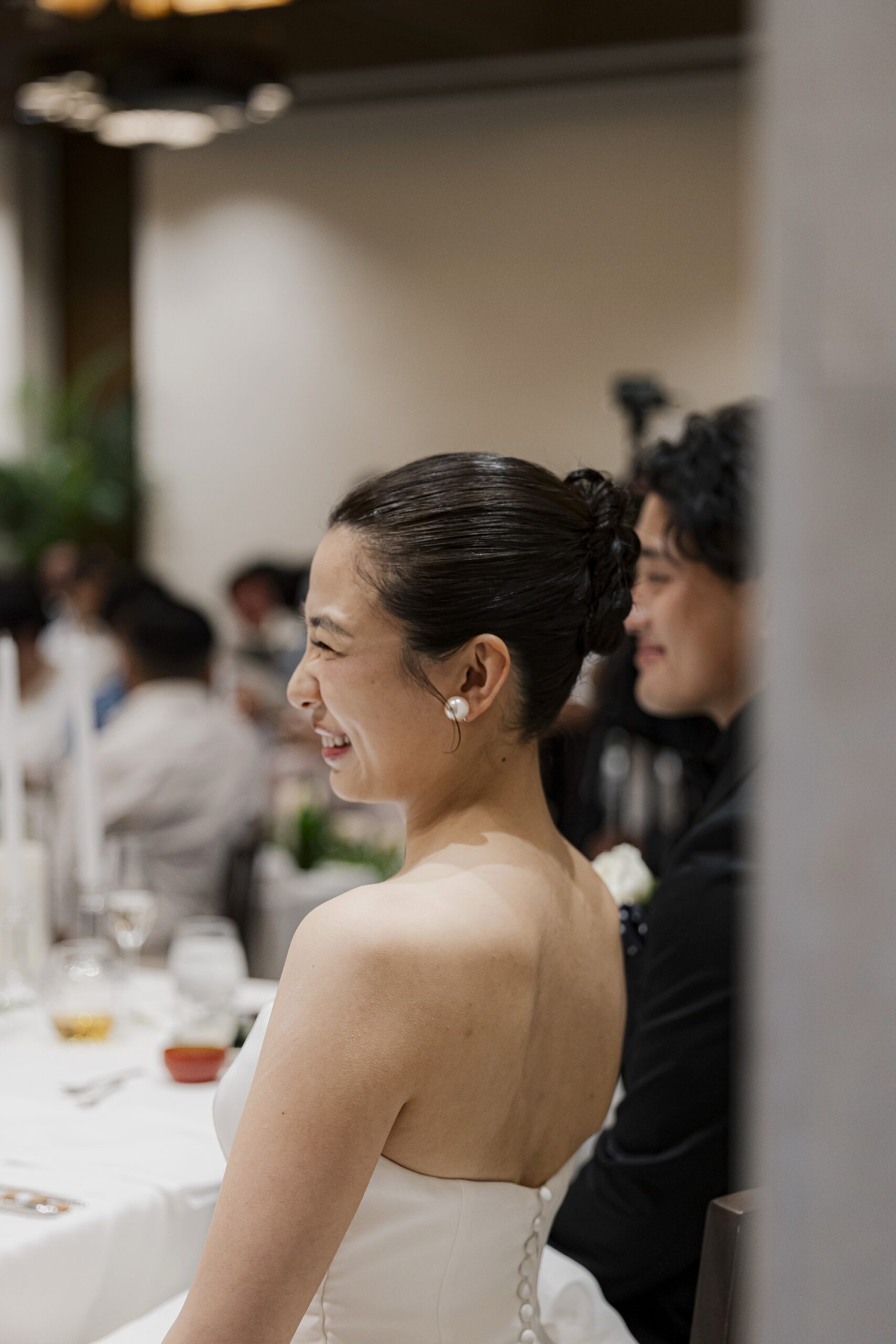 ザ ルイガンズ スパ&リゾートの披露宴会場で披露宴を楽しむご新婦様の横顔