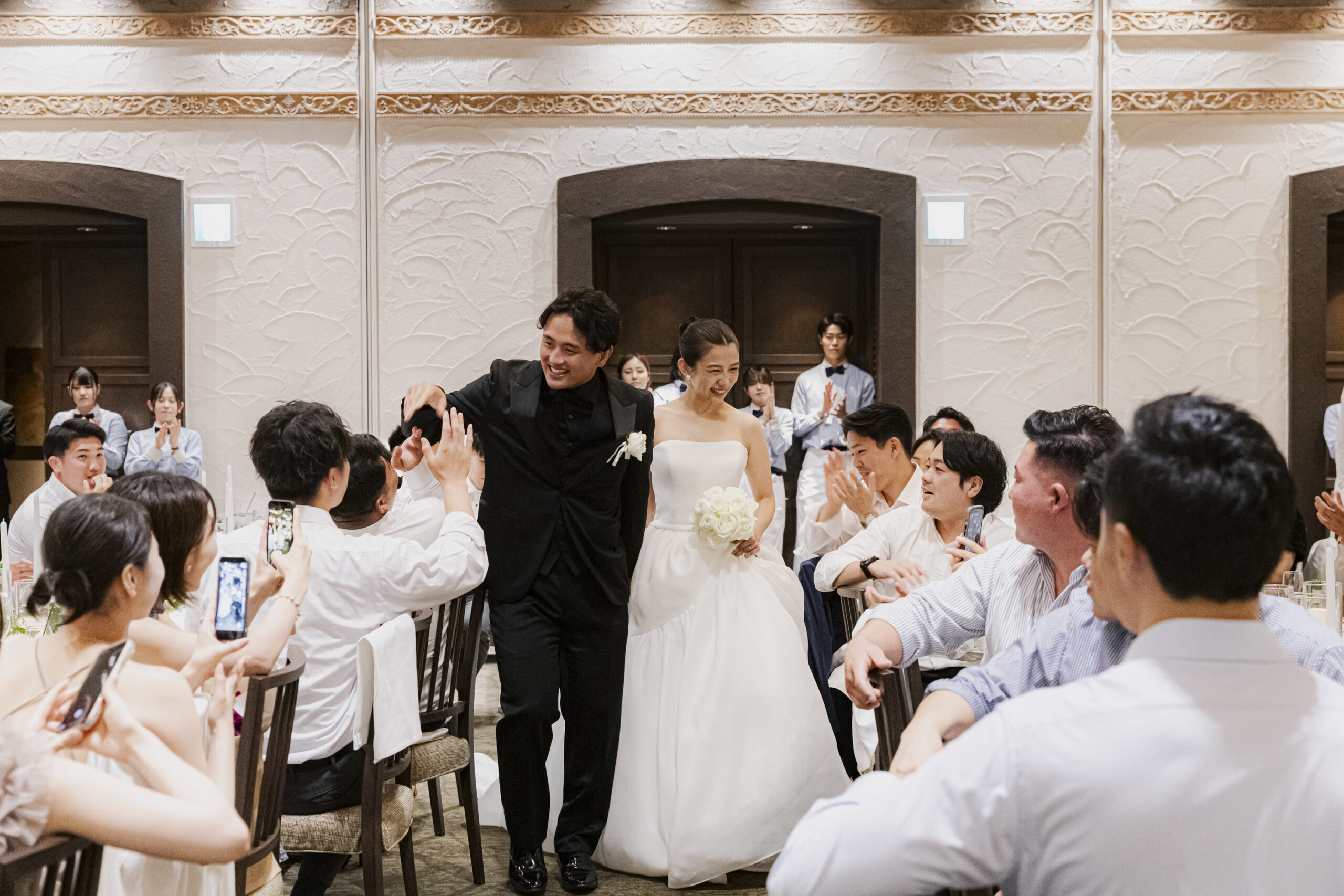 ザ ルイガンズ スパ&リゾートの会場でお色直しして入場するご新郎ご新婦様