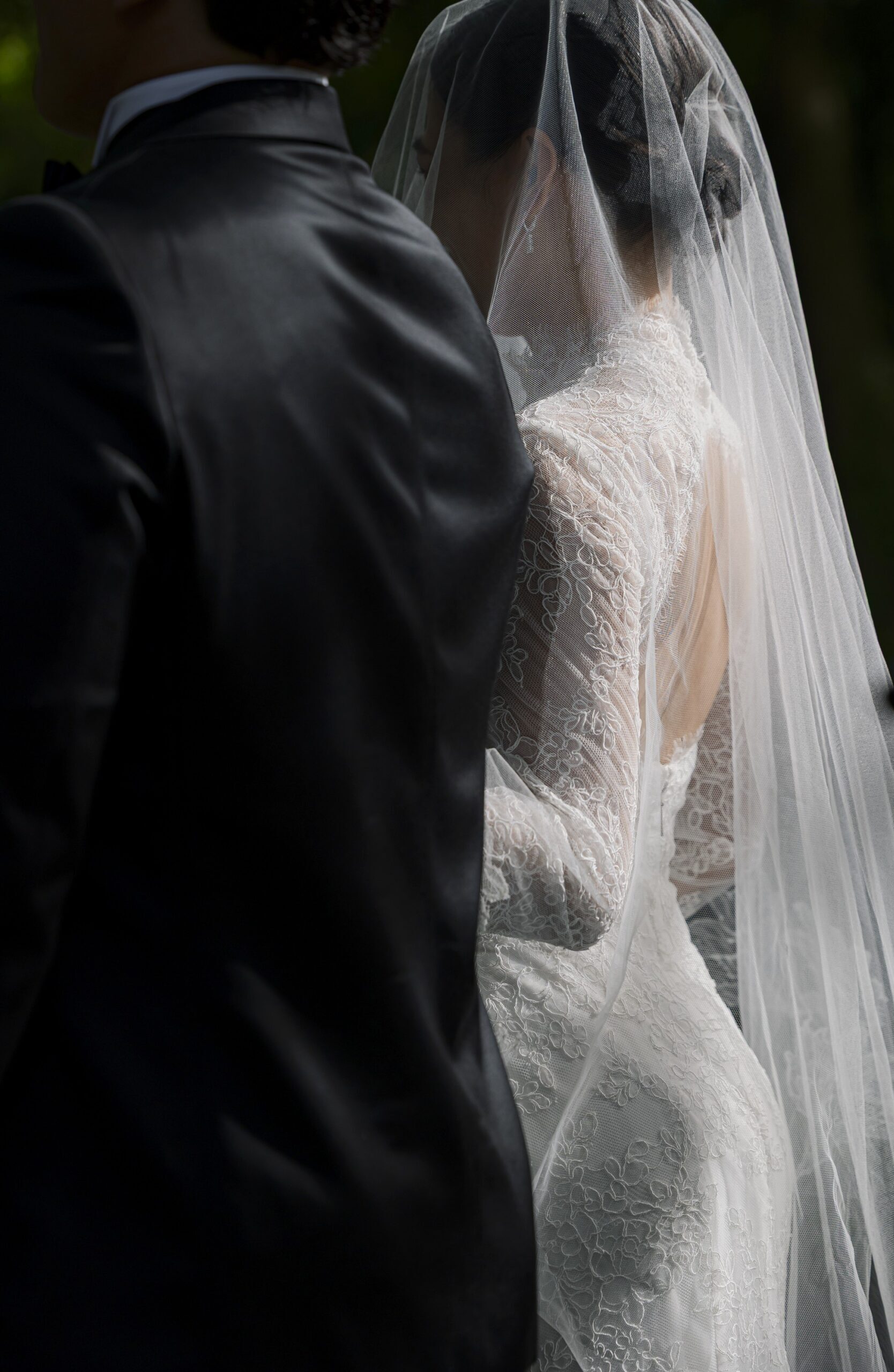 ザ ルインガンズのガーデン挙式、ご新郎様とご新婦様が歩み出そうとしている姿。