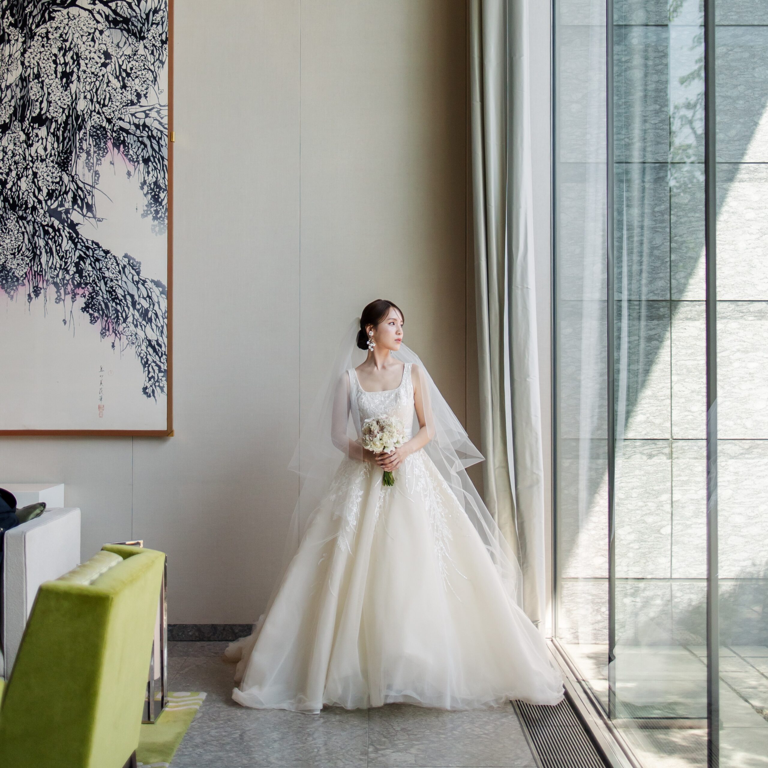 パレスホテル東京でオートクチュールブランド、エリ―サーブのウェディングドレスを纏ったご新婦様