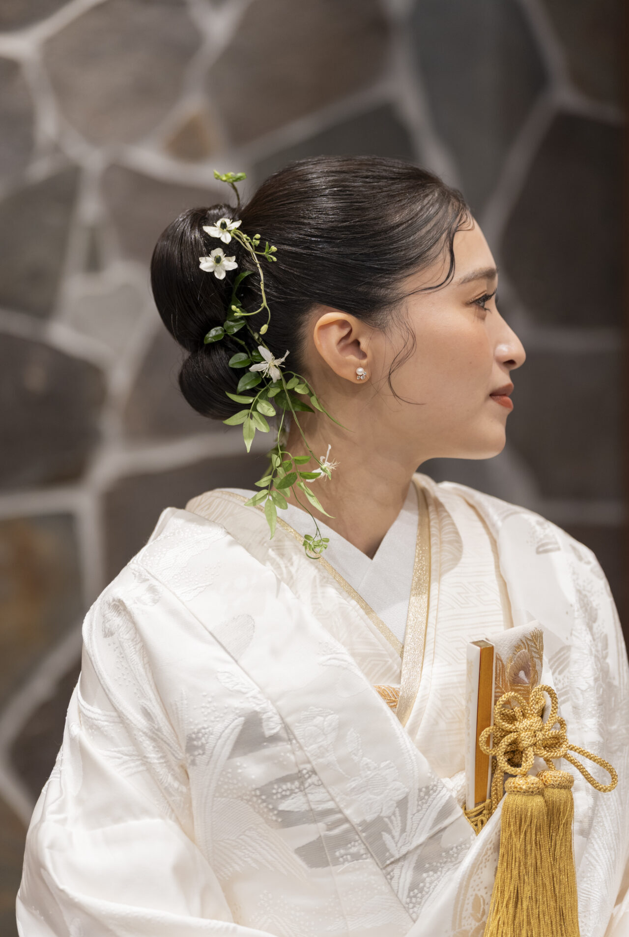 トリート福岡で人気の白無垢を身に纏い、披露宴を過ごすご新婦様の横顔。