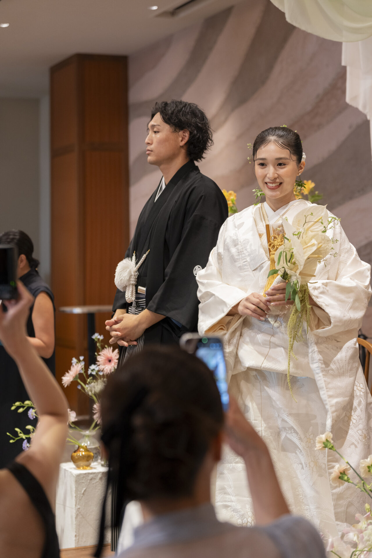 トリート福岡で人気の白無垢を身に纏い、披露宴でゲストに写真を撮られるご新婦様。