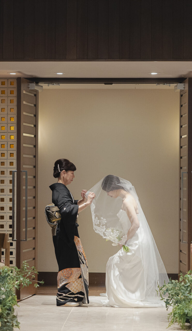 ウィズザスタイルフクオカのチャペルでベールダウンをするご新婦様。