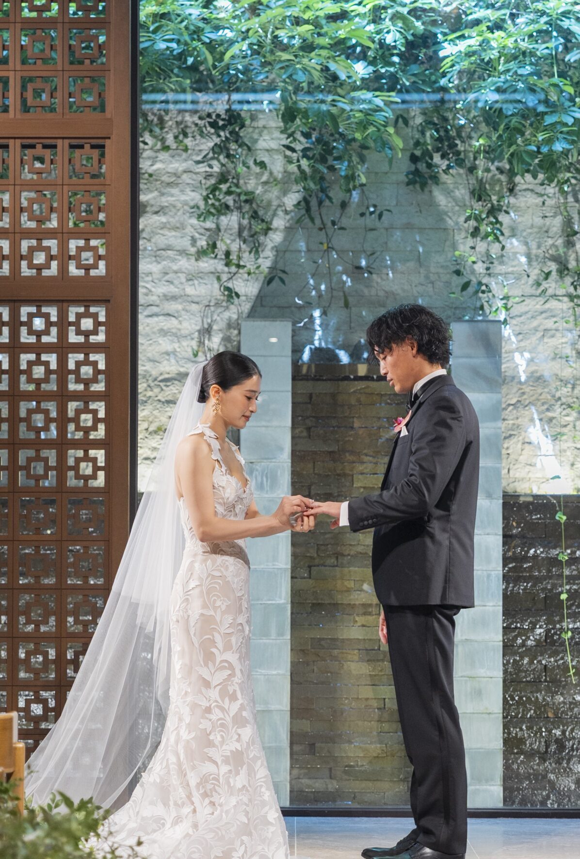 トリート福岡で人気のオスカー デラレンタを身に纏い、指輪交換をする、ご新婦様とご新郎様。