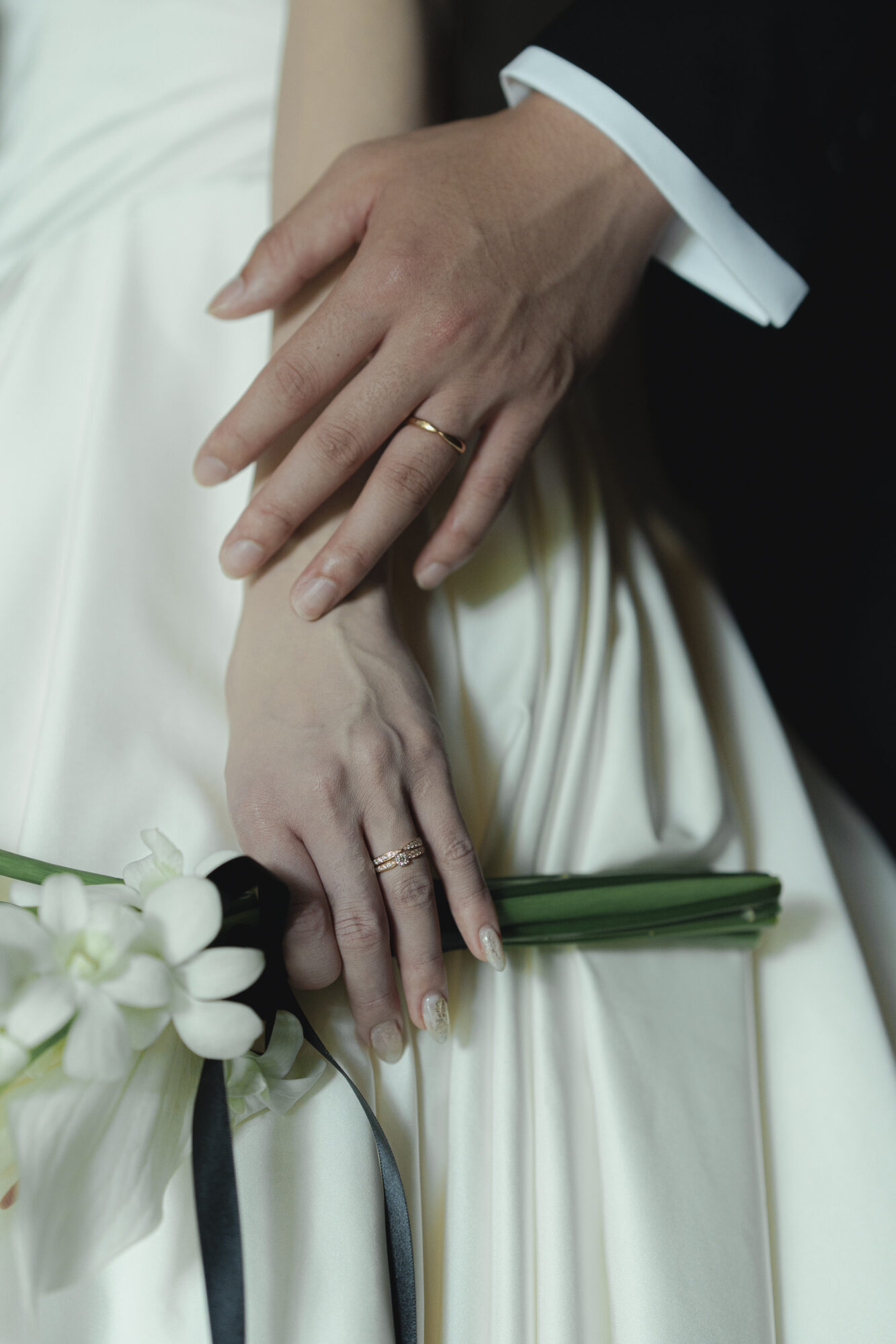 結婚指輪を付けたご新郎ご新婦様の手元のアップ写真。