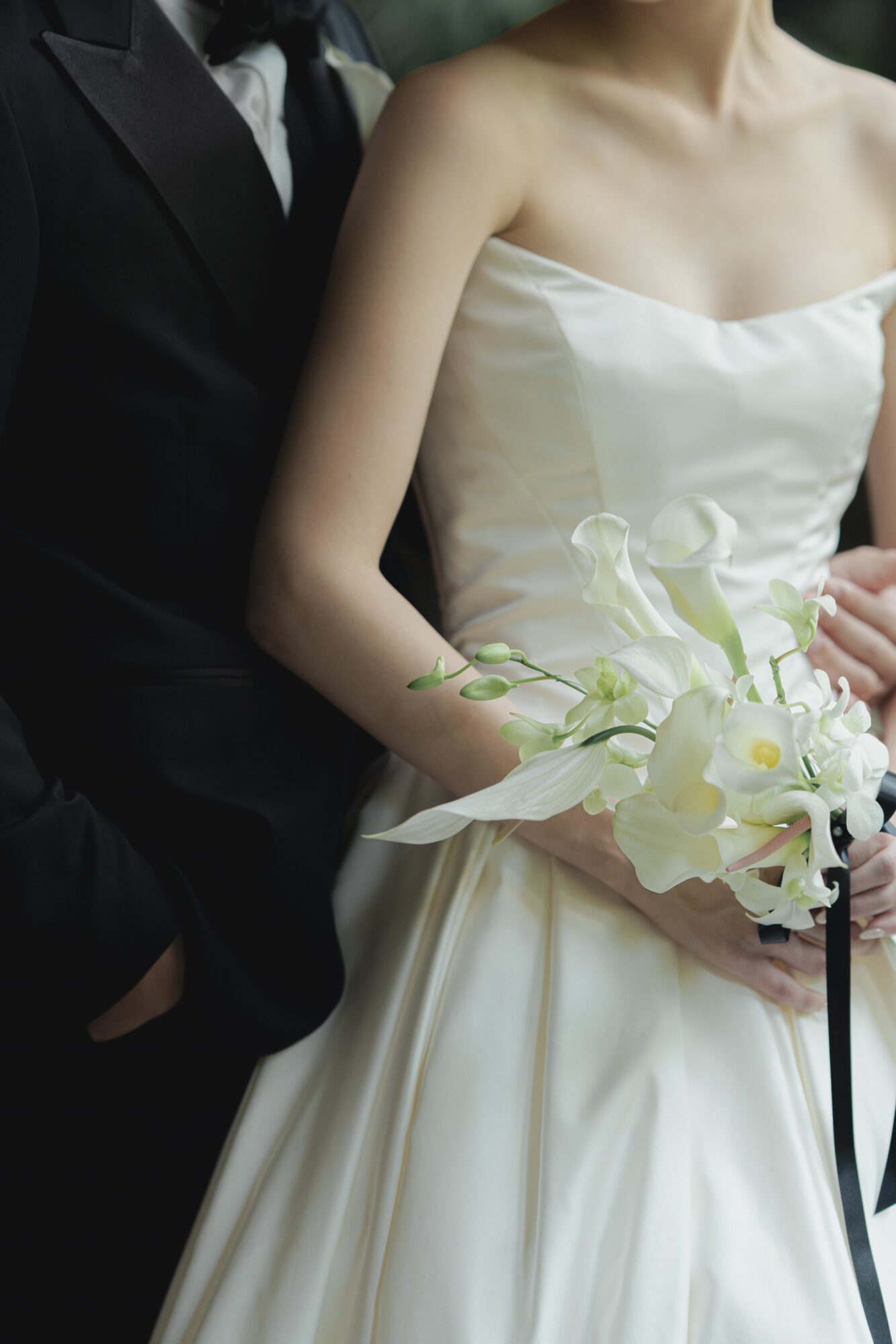 トリート福岡で人気のリーム アクラのウェディングドレスを身に纏うご新婦様とタキシードを着た新郎様の上半身アップ写真。