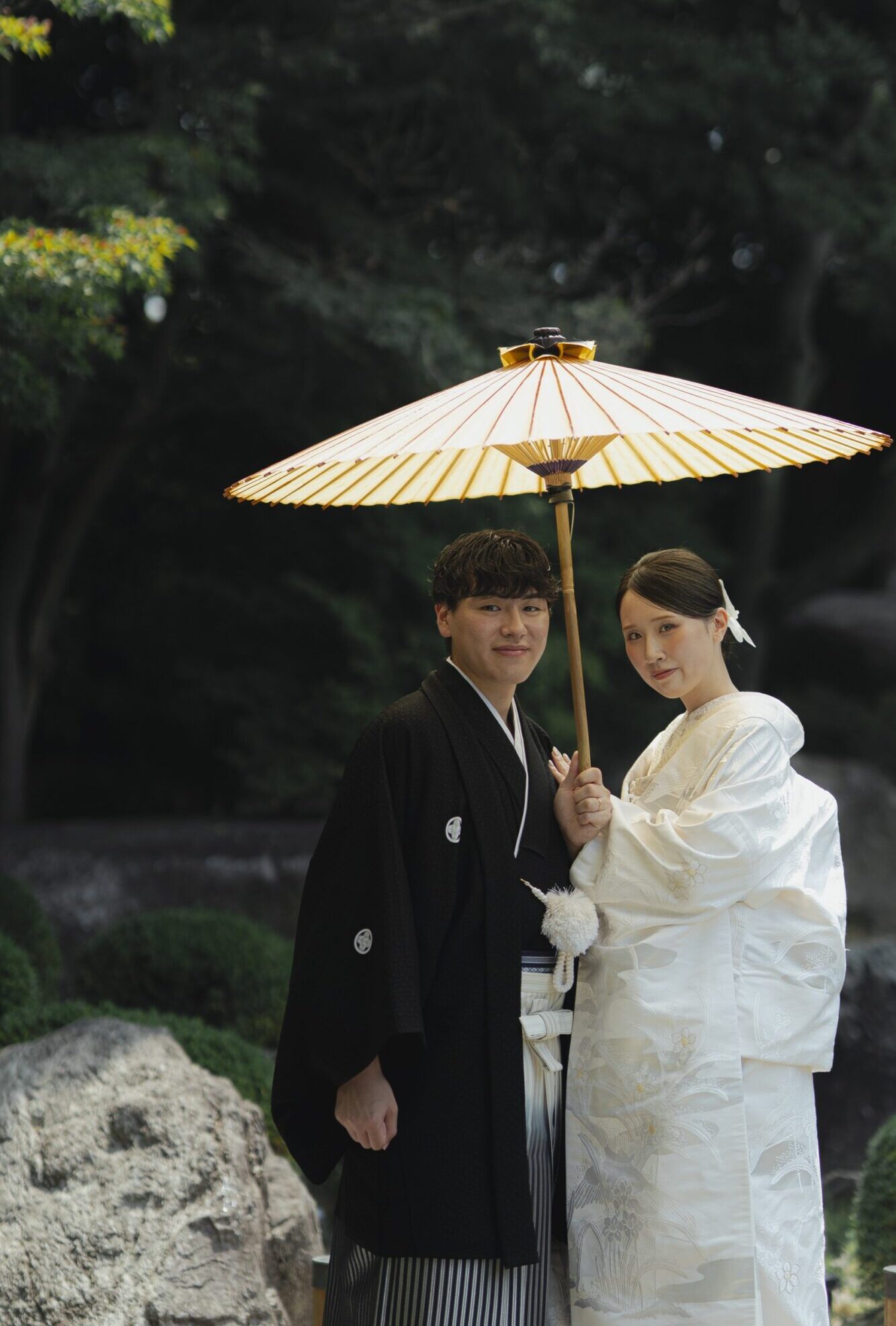 トリート福岡で人気の白無垢と紋付袴を身に纏い、番傘をさすご新郎ご新婦様。
